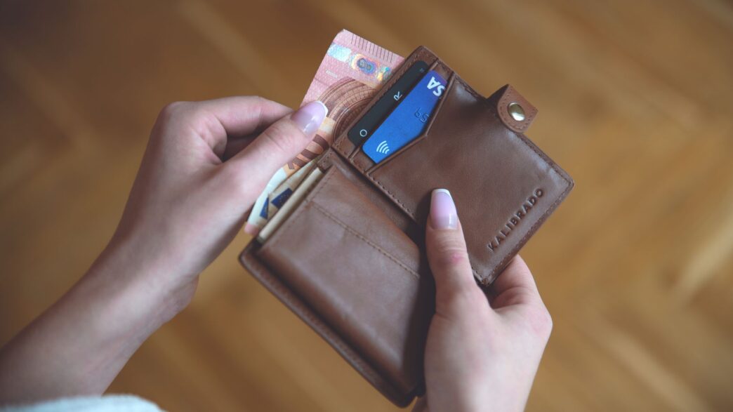 A credit card and cash representing cash-back rewards earned on everyday spending