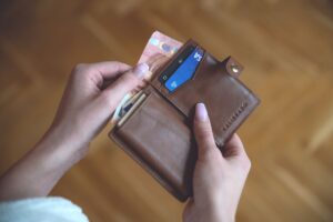 A credit card and cash representing cash-back rewards earned on everyday spending