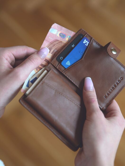 A credit card and cash representing cash-back rewards earned on everyday spending