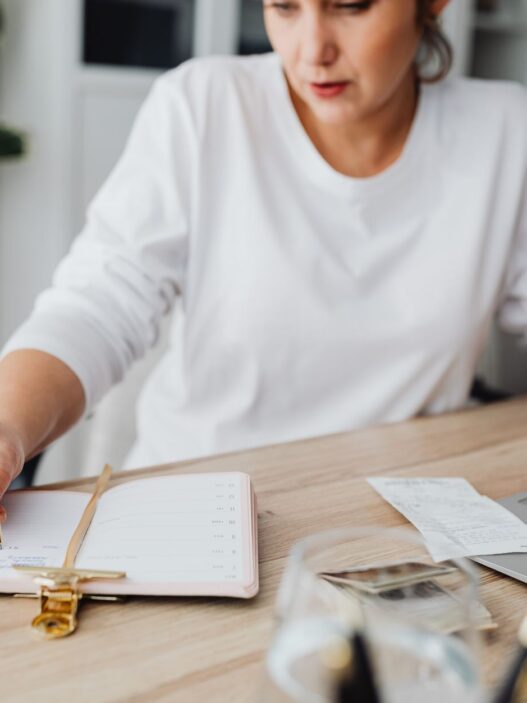 Calendar and cash on a desk, illustrating annual versus monthly bill payments